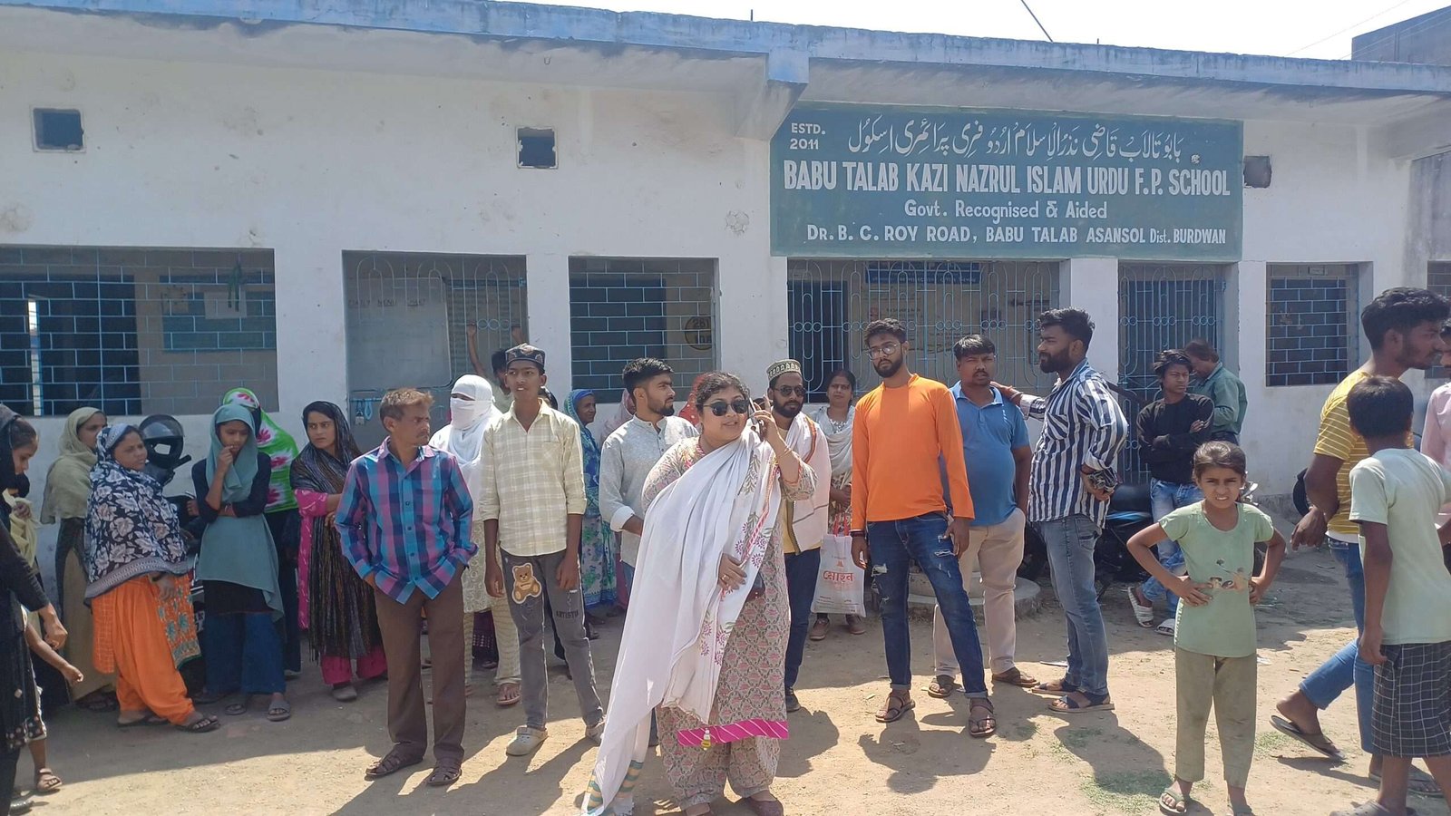 সর্বশিক্ষা মিশন: টাকা লোপাট করে পুনরায় স্কুলে যোগদান, করল ভারপ্রাপ্ত প্রধান শিক্ষক, অবিভাবকদের বিক্ষোভ, গেটে তালা।