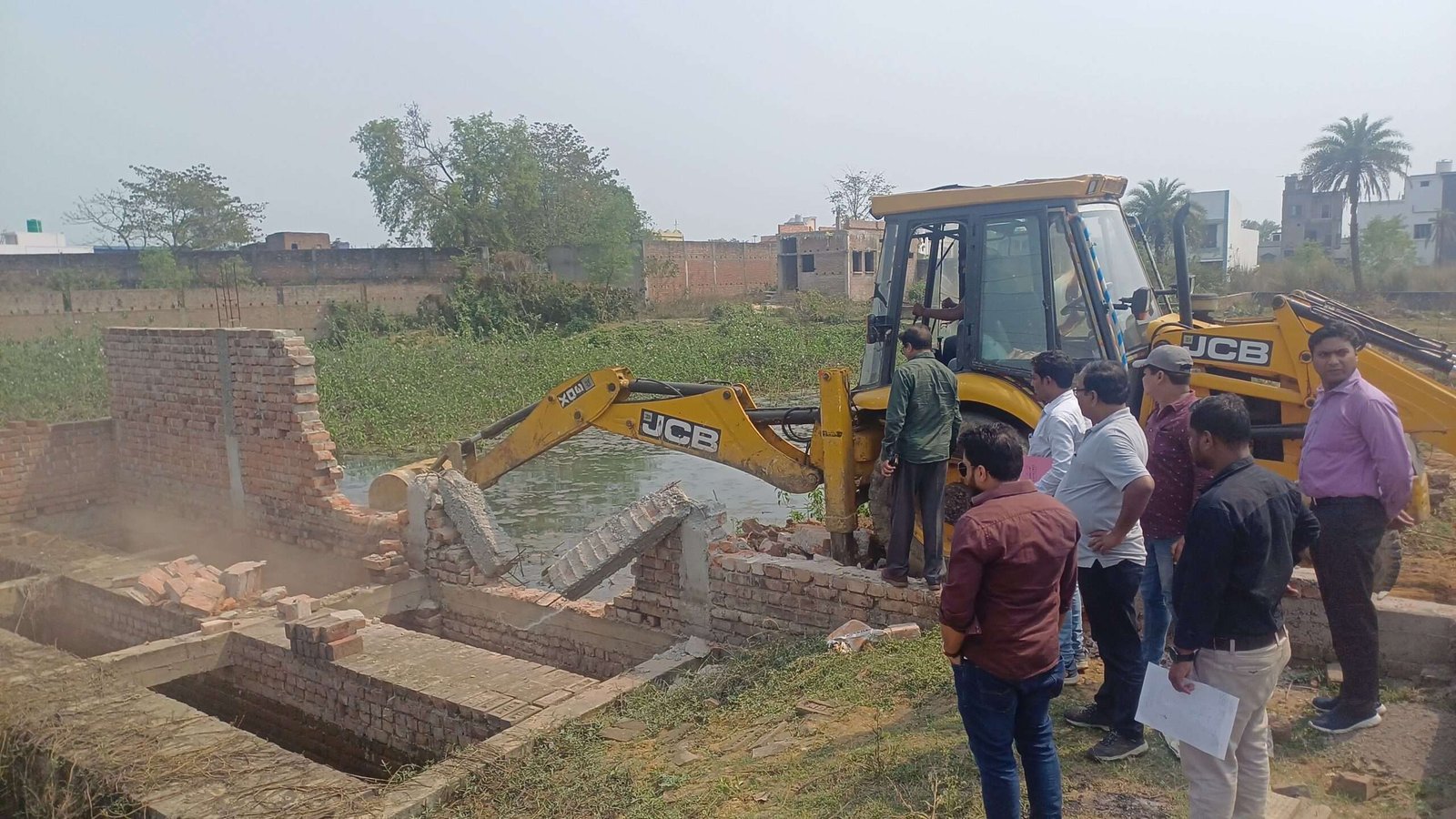 পুকুর বুজিয়ে তৈরি করা বাড়িতে চলল পুরনিগমের বুলডোজার।