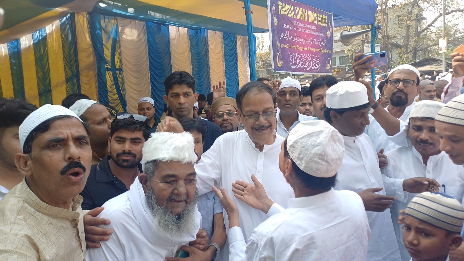 আসানসোল ইদগায় ঈদের নামাজে মিলল হাজারো মানুষের ভিড়, শুভেচ্ছা জানালেন মন্ত্রী মলয় ঘটক।