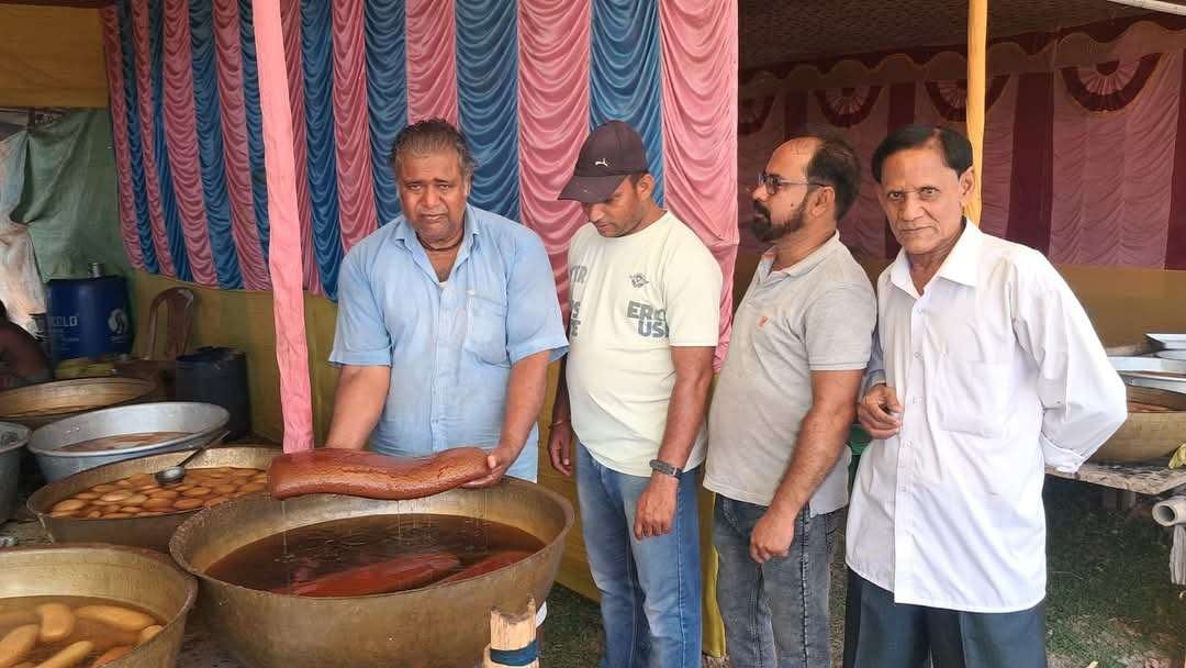 KALNA : ১পিস মিষ্টির দাম ১০০০ টাকা। মিষ্টির আকারও পেল্লাই। আর সেই মিষ্টি দেখতে ও কিনতে দূর-দূরান্ত থেকে আসছেন ক্রেতারা।