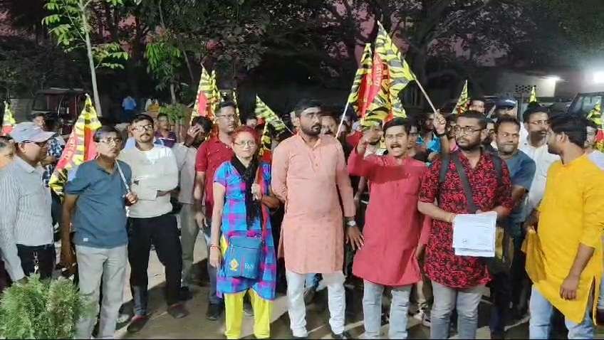 বাইরে রাজ্য থেকে এসে দুষ্কৃতীরা এলাকায় দ্বাপিয়ে বেড়াচ্ছে, প্রতিবাদে আন্দোলনে নামল বাংলা পক্ষ।