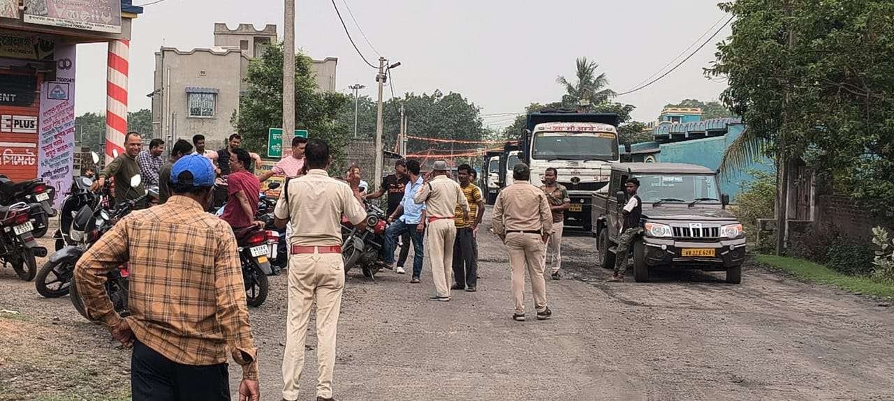 আসানসোলের ফুলবেড়িয়ায় ইসিএলের কয়লা ডাম্পারের ধুলোয় বিপাকে দোকানদাররা, প্রতিবাদে বিক্ষোভ