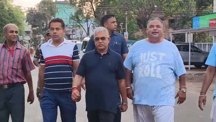 সিদ্দিকুল্লা চৌধুরীকে গ্রেপ্তারের দাবি তুললেন বিজেপির প্রাক্তন রাজ্য সভাপতি দিলীপ ঘোষ। অভিষেকও করেন কটাক্ষ।