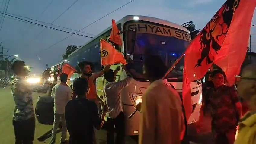 গেরুয়া খোলা হয়েছিল বাস থেকে, ঘটনার প্রতিবাদে রাস্তায় গাড়ি দাঁড় করিয়ে ঝান্ডা লাগানো অভিযান