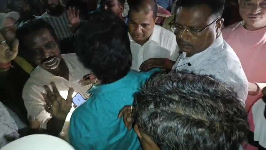 পরভেজের বালির ট্রাকের ধাক্কায় যুবকের মৃত্যু? অভিযোগ জিতেন্দ্র তেওয়ারির, জোরদার বিক্ষোভ স্থানীয়দের, তদন্তে পুলিশ।