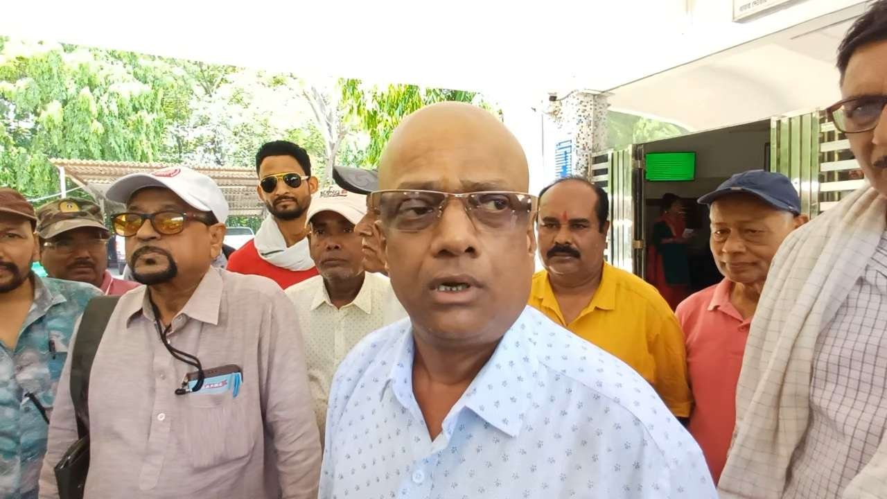 রেল হাসপাতালেই চিকিৎসা পাচ্ছেননা ক্যান্সার আক্রান্ত  রেল কর্মী, প্রতিবাদে বিক্ষোভে  রেল কর্মীরা, চাপে পড়ে চিকিৎসার আশ্বাস কর্তৃপক্ষের