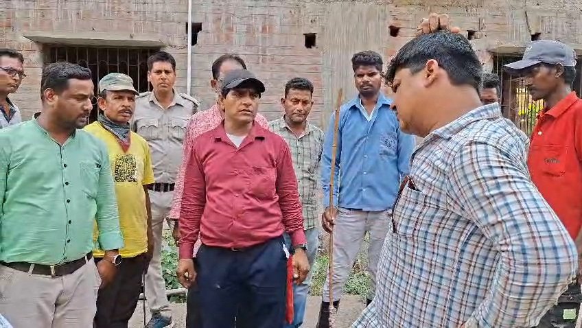 আসানসোলের লোয়ার কুমারপুরে সরকারি জমি দখল ও পুকুর ভরাটের অভিযোগ, পৌরনিগমের অভিযানে বাধা