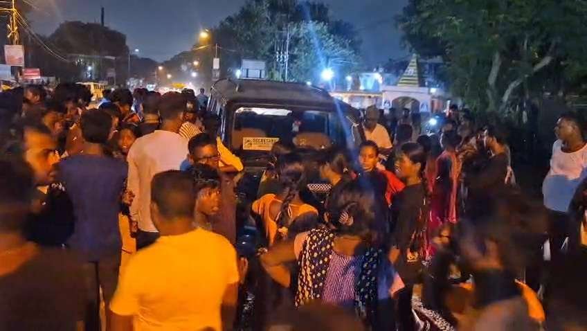 তৃণমূল নেতার বোর্ড লাগানো গাড়ির ধাক্কায় দুই মোটরবাইক আরোহী আহত, আসানসোলে উত্তেজনা