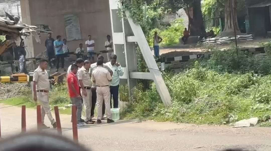 आसनसोल: कुमारपुर रेलवे फाटक के पास बम की अफवाह या फिर कुछ और!