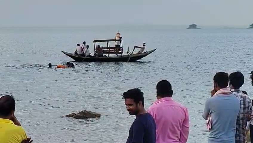मैथन जलाशय घूमने गया पिंटू डूब गया। पुलिस और स्थानीय लोगों ने सुबह उसका शव बरामद किया