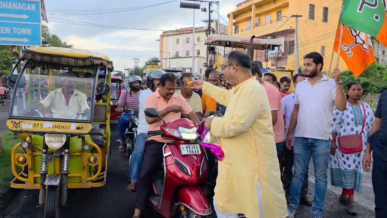 जुबली इसको रोड मरम्मती का कार्य हुआ शुरू भाजपा नेता बाँटा लड्डू