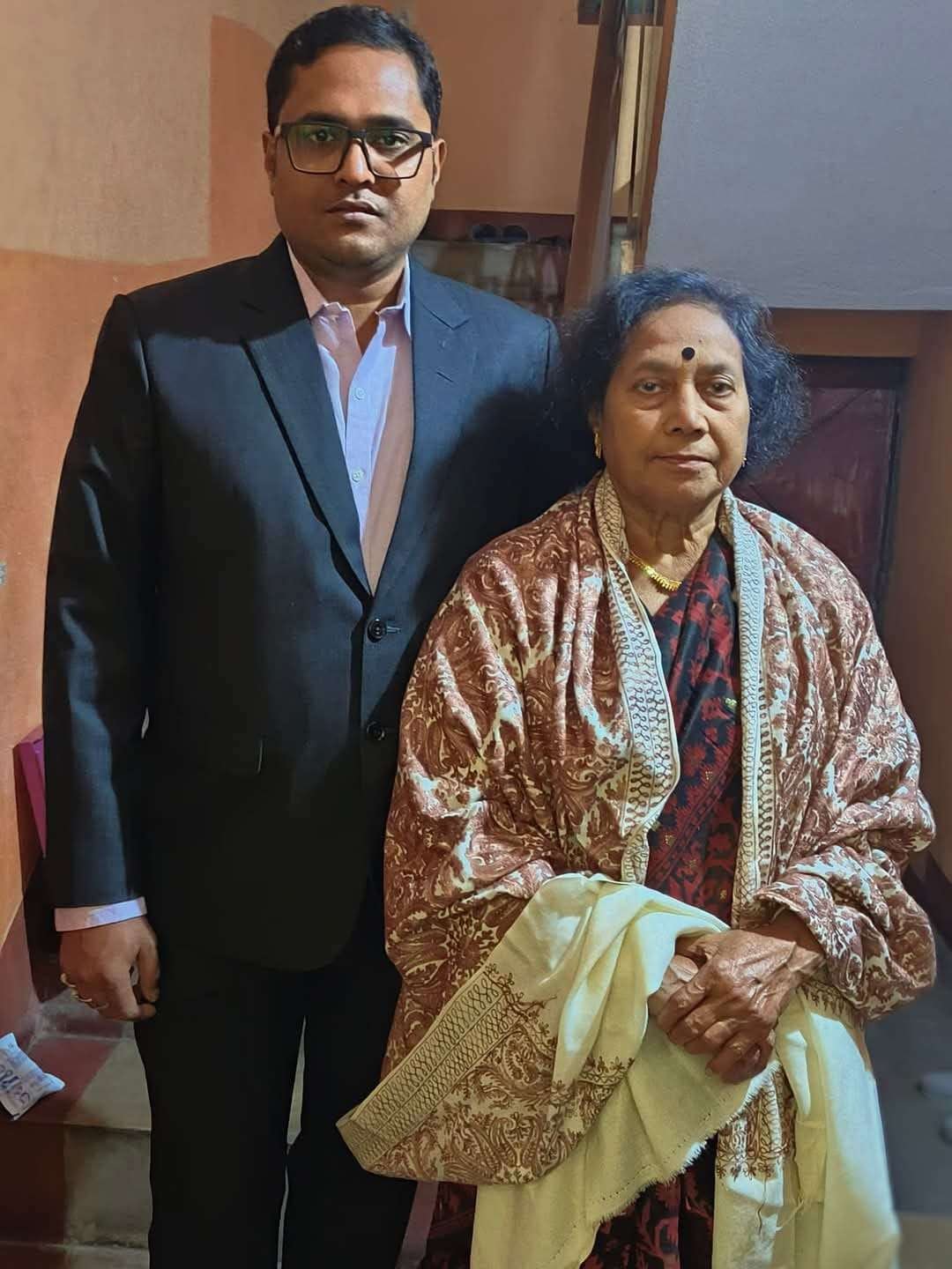 ঋণের চাপ সহ্য করতে না পেরে আত্মহননের পথ! মা ও পোষ্য কুকুরের মৃত্যু, মৃত্যুর সঙ্গে লড়ছেন ছেলে