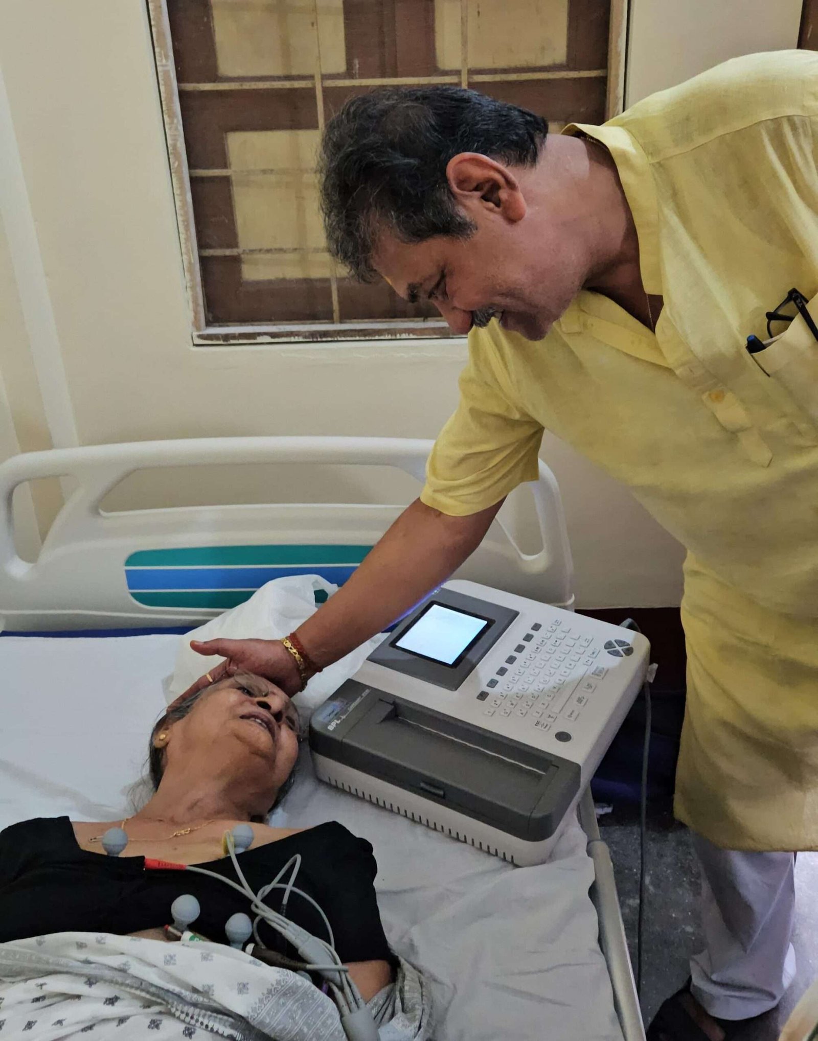 পাণ্ডবেশ্বরে বিধায়কের মানবিক উদ্যোগ: বৃদ্ধাশ্রমে বিনামূল্যে চিকিৎসা পরিষেবা শুরু