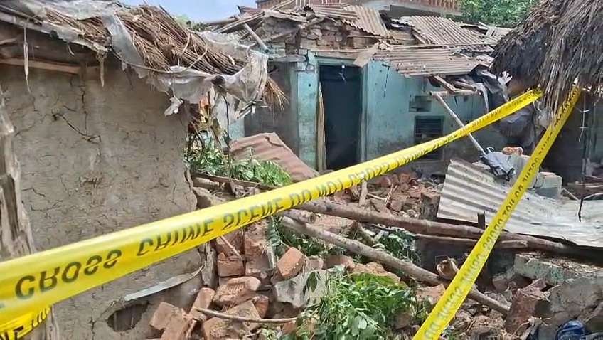 কাটোয়ায় ভয়াবহ বোমা বিস্ফোরণ: একজনের মৃত্যু, তিনজন আহত, পুলিশ তদন্তে