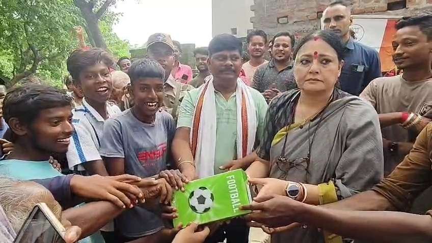 আসানসোল দক্ষিণে জনসংযোগে অগ্নিমিত্রা পাল, অন্নপূর্ণা ভান্ডারের ঘোষণা ও কর্পোরেশনের অভিযানে প্রশ্ন