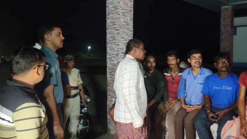 অজয় নদে আটকে পড়া নৌকা থেকে ১৬ জন যাত্রীকে সফলভাবে উদ্ধার, কোনো হতাহত নেই।
