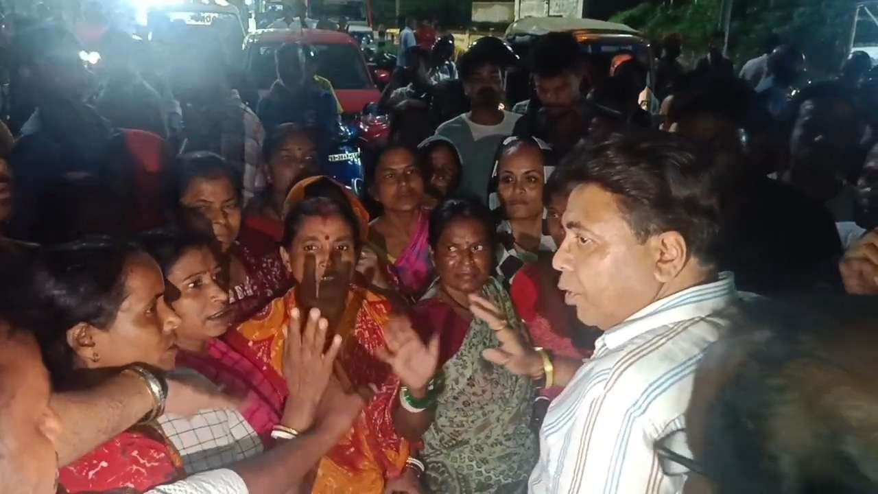 আসানসোলের উষাগ্রামে পানীয় জল সঙ্কট: জিটি রোড অবরোধ, পুলিশের আশ্বাসে স্বাভাবিক পরিস্থিতি
