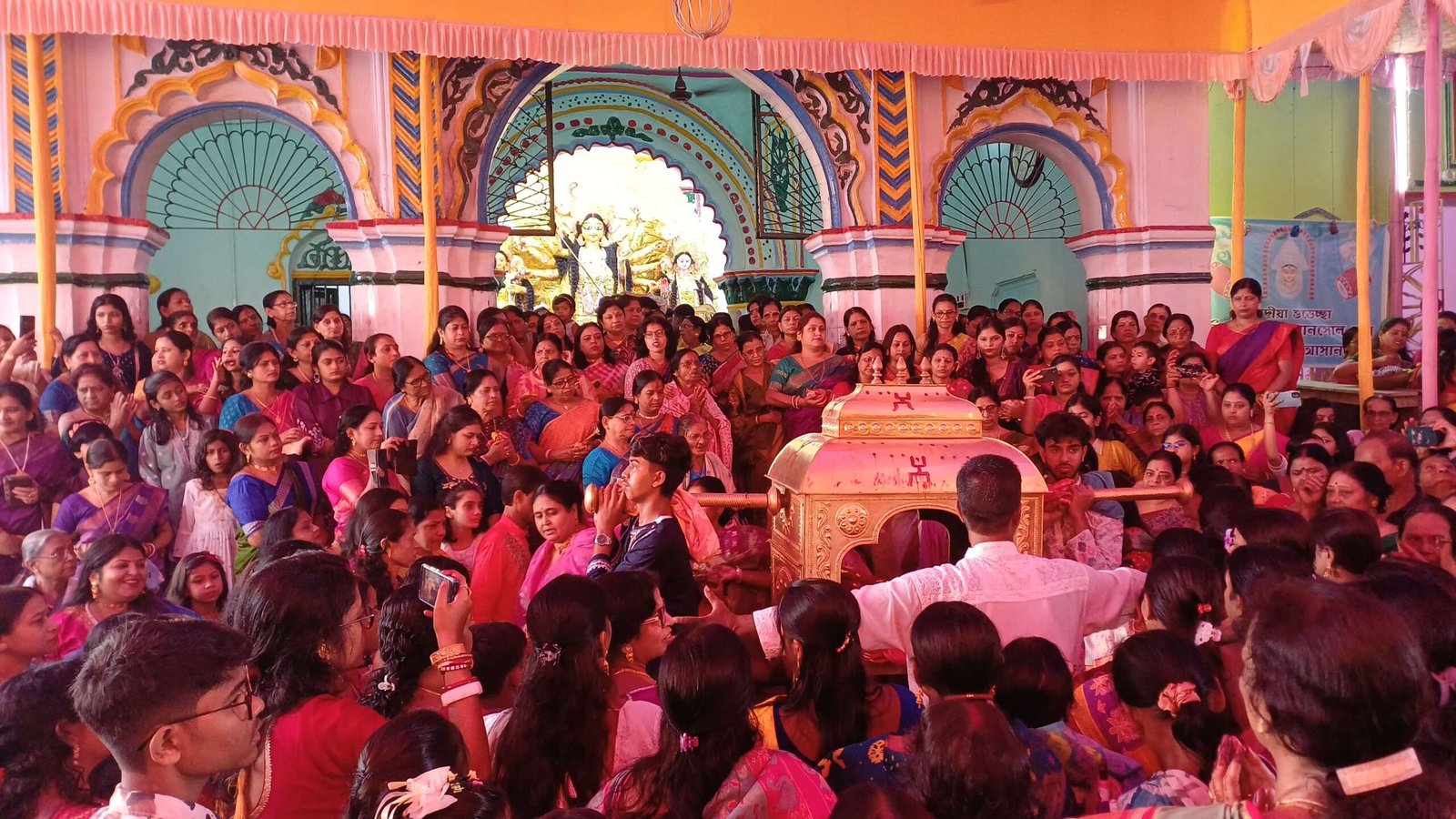 নবপত্রিকা স্নানের মধ্য দিয়ে আসানসোলে শুরু মহাসপ্তমীর পুজো