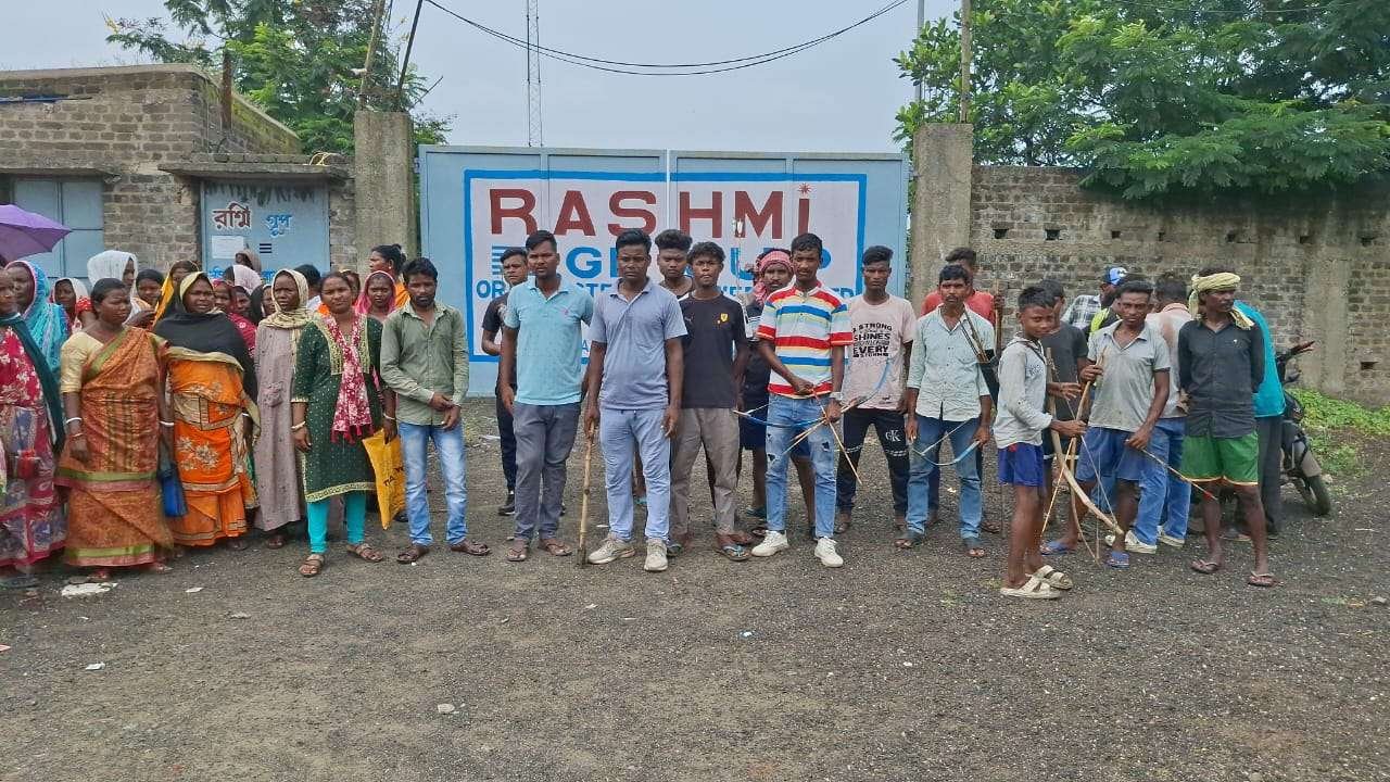 জমি গিয়েছে, চাকরি ও টাকার হদিস নেই! জামুড়িয়ায় তীর-ধনুক হাতে আদিবাসীদের বিক্ষোভ