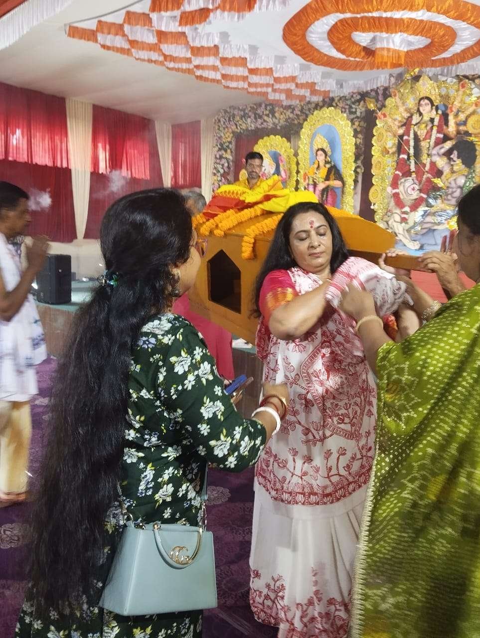 ডি আর এম বিনীতা শ্রীবাস্তব কাঁধে নবপত্রিকা নিয়ে গেলেন পুকুরে, দেবীপক্ষের সূচনা উৎসবমুখর পরিবেশে