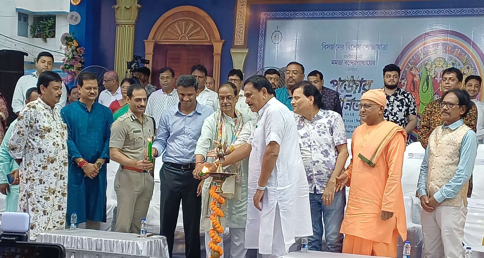 নিম্নচাপের বৃষ্টিকে উপেক্ষা করে আসানসোলে দুর্গাপূজা কার্নিভাল, অংশ নিল ১৫টি পূজা কমিটি