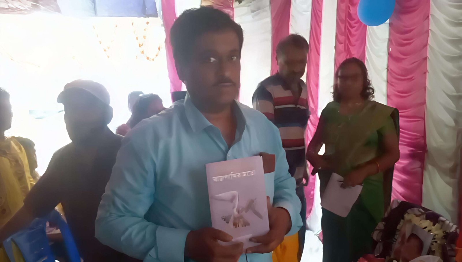 পার্থ চৌধুরীর হাতে প্রকাশিত স্বপন ঘোষচৌধুরীর গল্প সংকলন ‘লেখকের চোখ হবে বাজপাখির মতো’