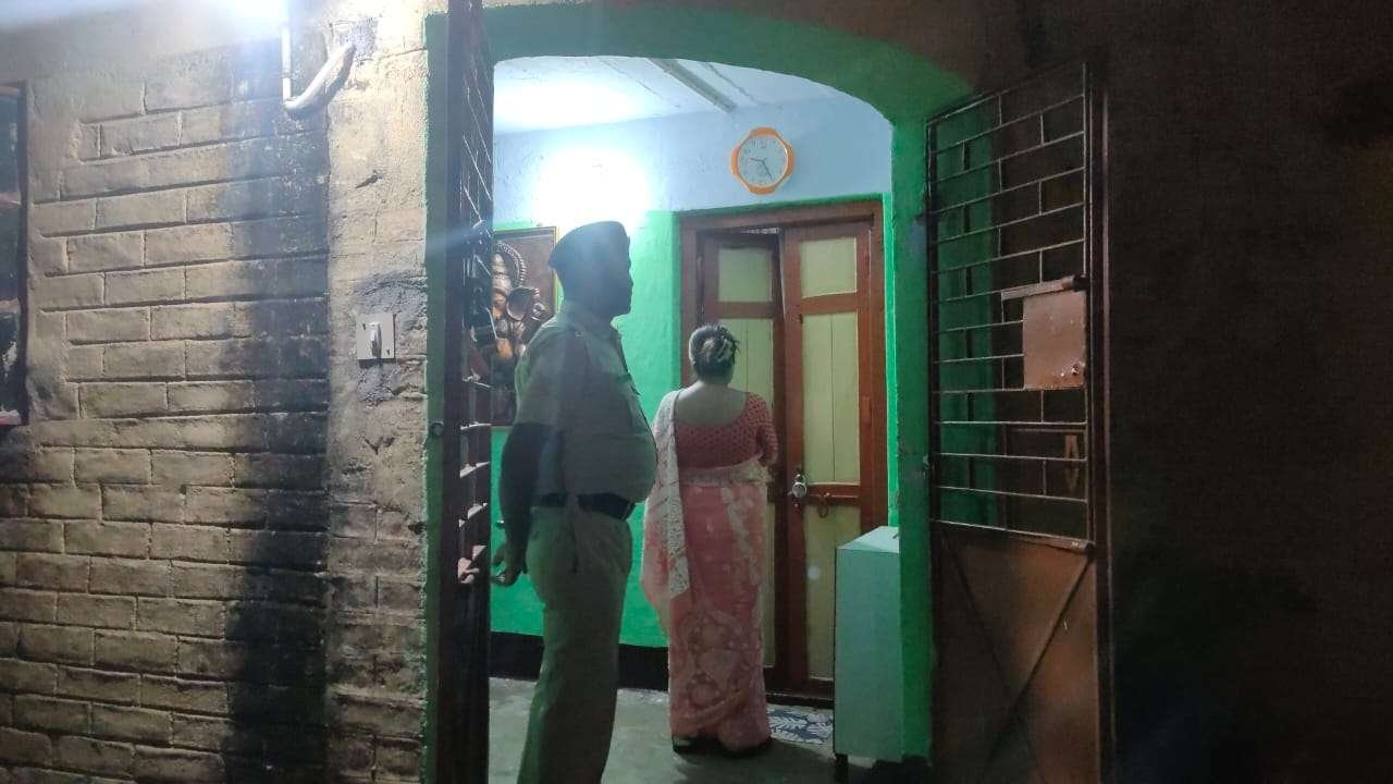 চিত্তরঞ্জনে ফের রেলকর্মীর রহস্যমৃত্যু! স্ত্রী হত্যার ছয় মাস পরই কোয়ার্টার থেকে উদ্ধার প্রদীপ চৌধুরীর গুলিবিদ্ধ দেহ, এলাকায় চাঞ্চল্য