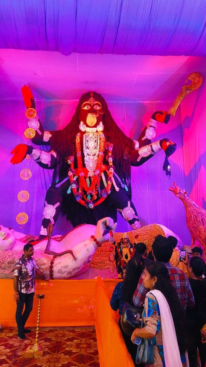 “ঐতিহ্যের গর্ব আসানসোল!” — মলয় ঘটকের মুখে প্রশংসা, ৩১ ফুট উচ্চতার মা কালীর প্রতিমা ঘিরে রামসায়ার মাঠে মানুষের ঢল