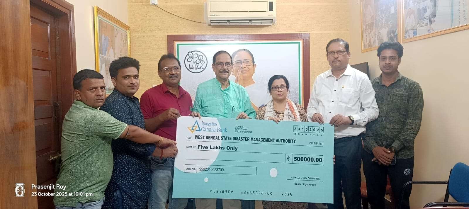 উত্তরবঙ্গের দুর্গতদের পাশে আসানসোল উৎসব কমিটি – ৫ লক্ষ টাকার অনুদান তুলে দিলেন আইনমন্ত্রী মলয় ঘটকের হাতে