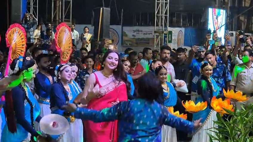 নিম্নচাপের বৃষ্টি উপেক্ষা করেই উচ্ছ্বাসে ভাসলো আসানসোল — কার্নিভালে সেরা কোর্ট রোড দুর্গাপুজো কমিটি, মঞ্চ মাতালেন শুভশ্রী!