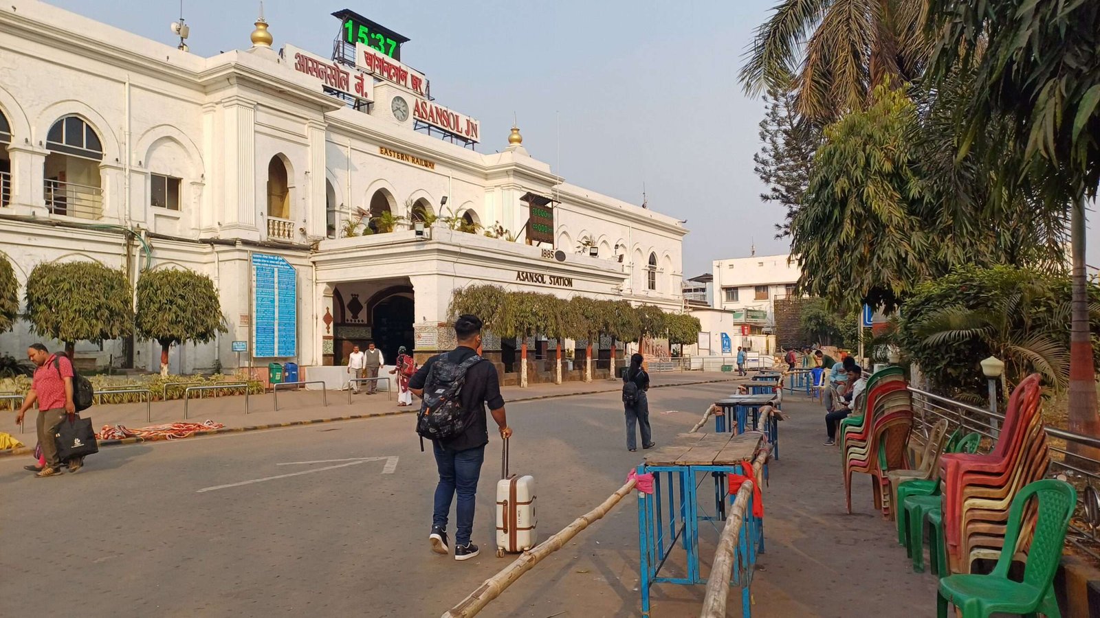 अचानक रुकी भोजन सेवा से बेहाल असहाय लोग — आसानसोल रेल डिवीजन ने बिना कारण बताए बंद कराया कार्यक्रम