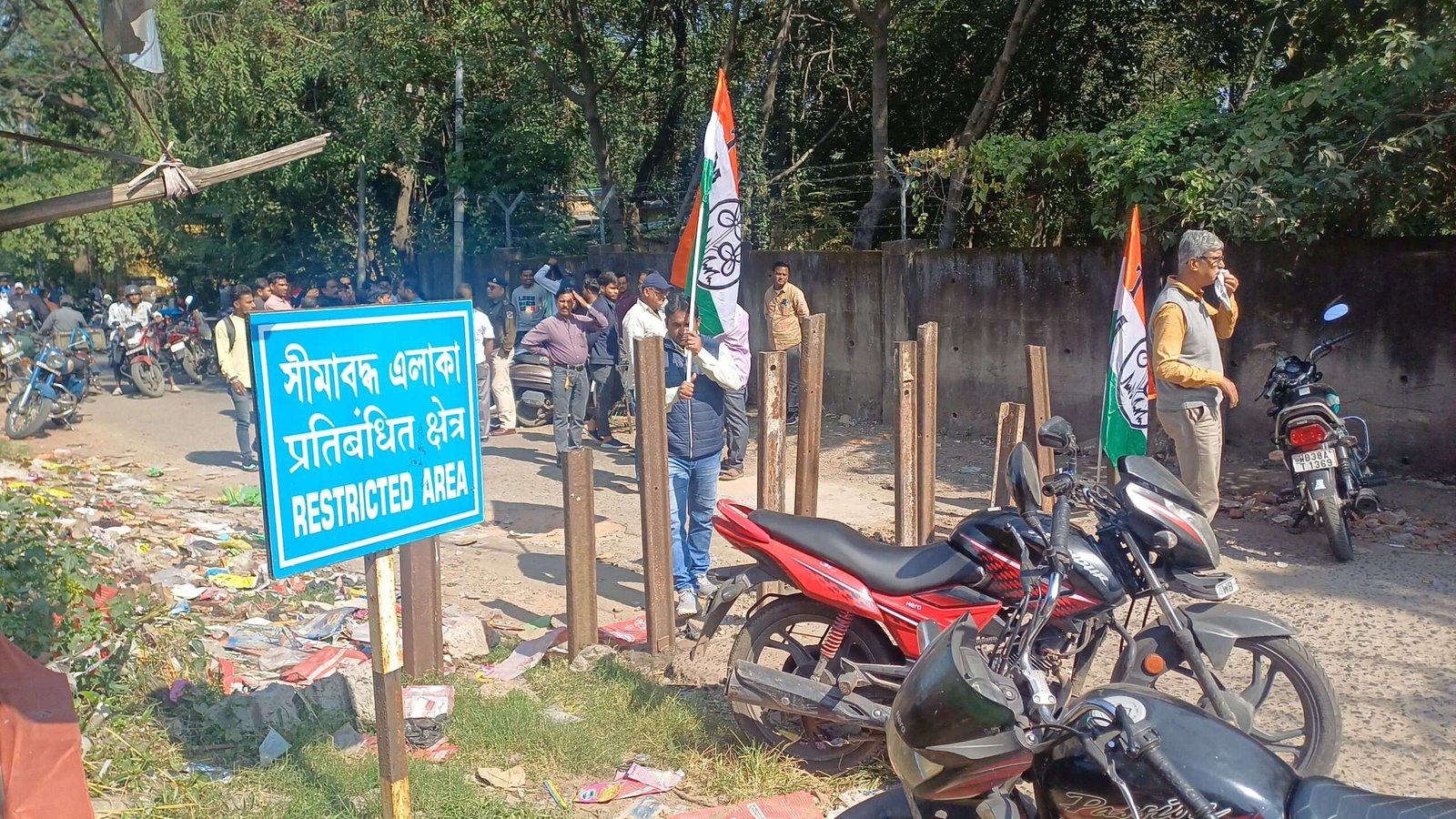 আসানসোলে গুরুত্বপূর্ণ রাস্তা বন্ধ: বিক্ষোভে তৃণমূল কাউন্সিলর মৌমিতা বিশ্বাস, রেল প্রশাসনের সিদ্ধান্তে ক্ষোভ