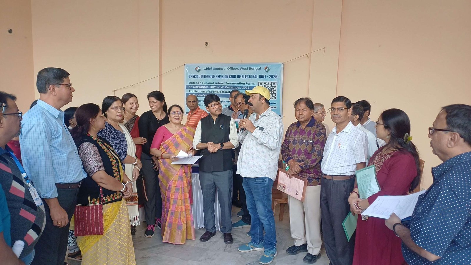 এনুমারেশন ফর্ম নিয়ে জোরকদমে প্রচার—হাউজিং কমপ্লেক্স থেকে গ্রামাঞ্চলে ছুটে বেড়াচ্ছে প্রশাসন