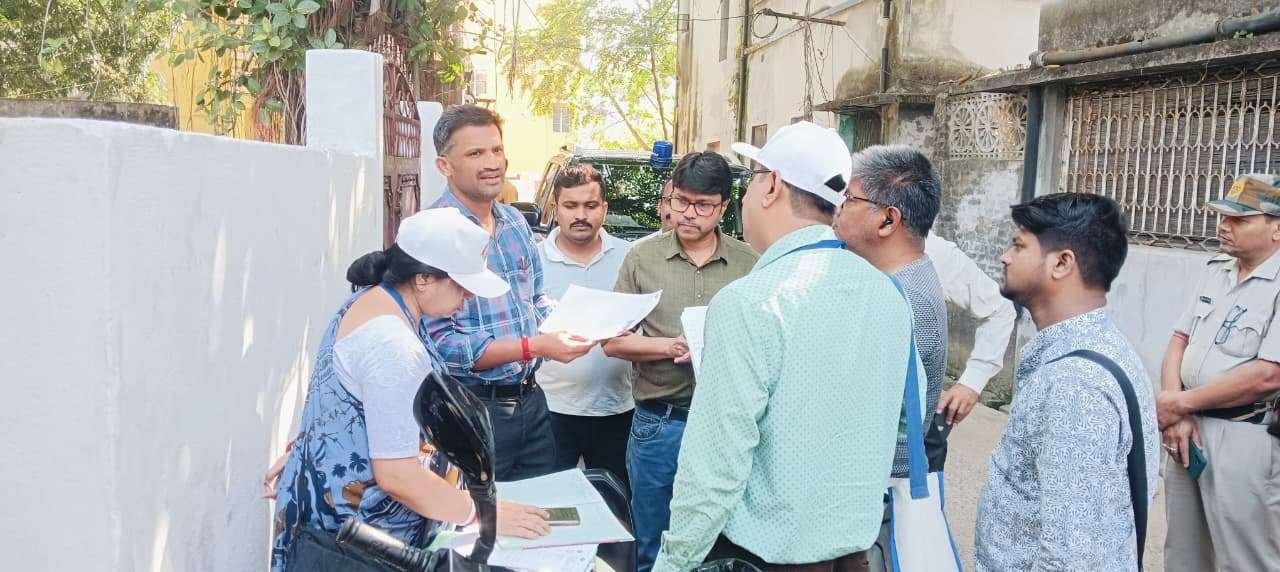 আসানসোলে গণনাপত্র বিতরণ ও সংগ্রহ পরিদর্শনে জেলা শাসক ও এসডিএম