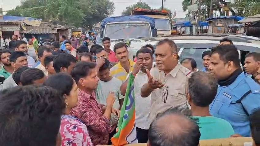 পানীয় জলের দাবিতে রাস্তায় গ্রামবাসী! জামুড়িয়ায় জাতীয় সড়ক অবরোধে উত্তপ্ত পরিস্থিতি