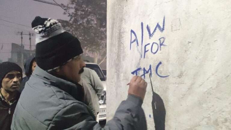 ভোটের দিন ঘোষণা আগেই আসানসোল জুড়ে তৃণমূলের ‘ওয়াল বুকিং’, বিরোধী শূন্যতার দাবি শাসক দলের
