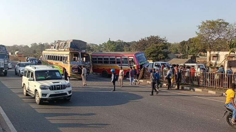 আসানসোল থেকে রানীগঞ্জগামী মিনিবাসে পিছন দিক থেকে ধাক্কা বড় বাসের। জানা গেছে, রাস্তায় হঠাৎ গরু চলে আসায় সেটিকে বাঁচাতে গিয়ে নিয়ন্ত্রণ হারায় দুর্গাপুরগামী বাস। ঘটনায় আহত একাধিক যাত্রী, হাসপাতালে ভর্তি করা হয়েছে তাদের।